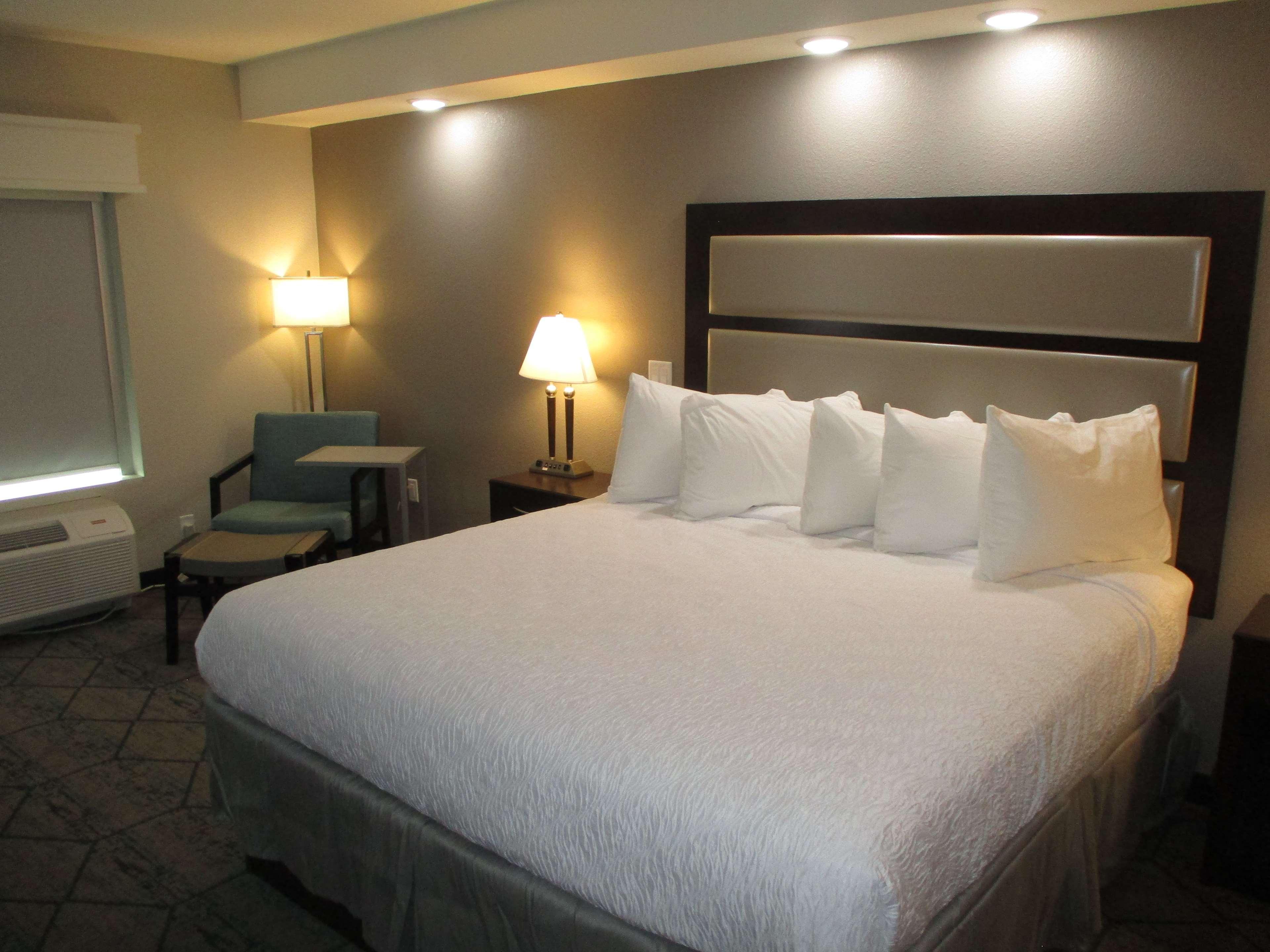 Best Western Plus Mcpherson Bagian luar foto